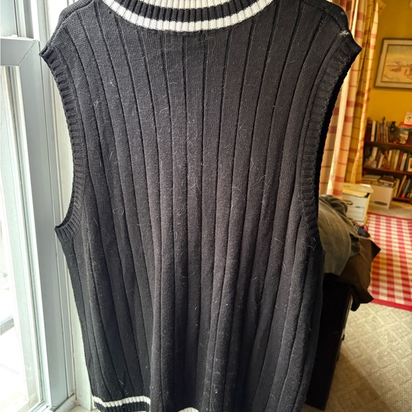 Embroidered bumblebee Vest sweater - Picture 3 of 3